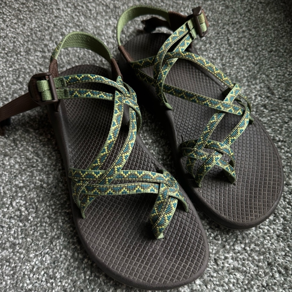 Women 9 Chaco sandals double strap, green brown